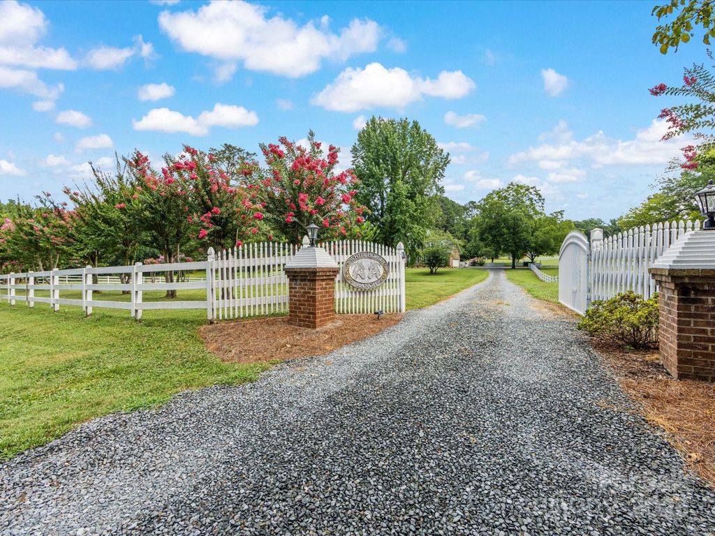 11215 Idlewild Road, Matthews, NC 28105