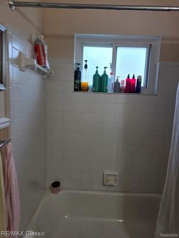 26574 Collingwood Street, Roseville, MI 48066