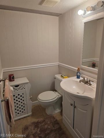 26574 Collingwood Street, Roseville, MI 48066