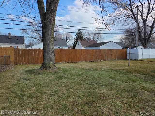 26574 Collingwood Street, Roseville, MI 48066