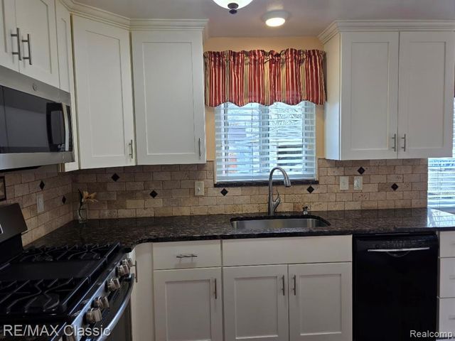 26574 Collingwood Street, Roseville, MI 48066