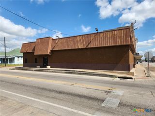 201 W Morris Street, Yoakum, TX 77995