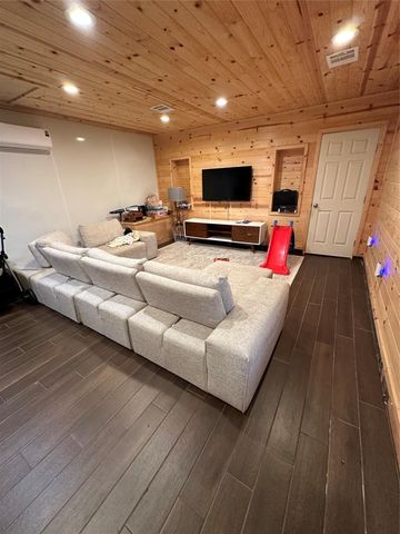 1215 Main Street, Richmond, TX 77469