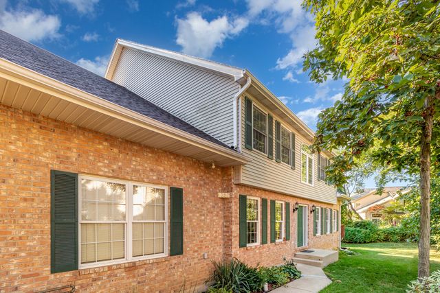 1352 Laurel Oaks Drive, Streamwood, IL 60107