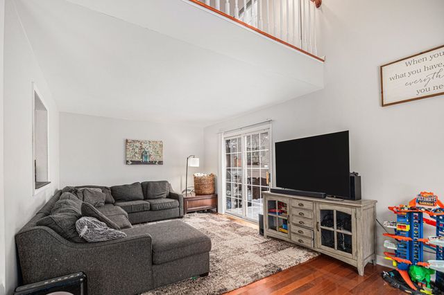 1352 Laurel Oaks Drive, Streamwood, IL 60107