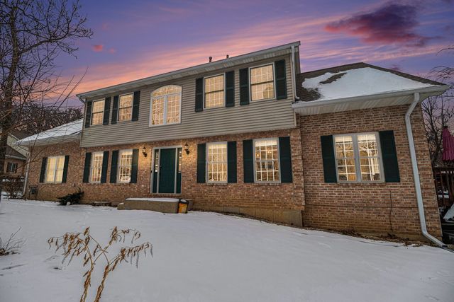 1352 Laurel Oaks Drive, Streamwood, IL 60107