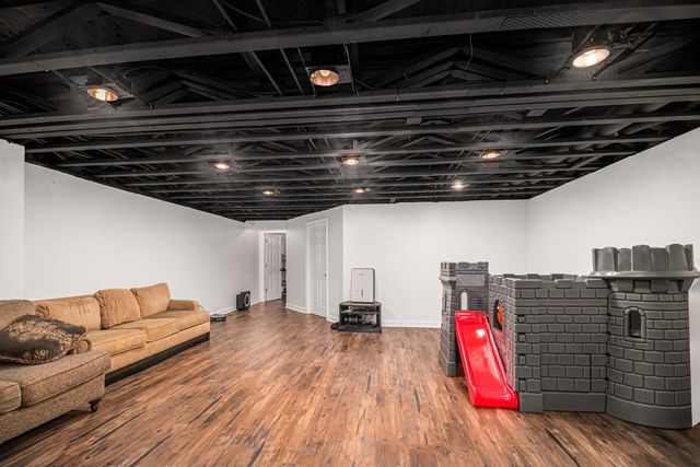 1352 Laurel Oaks Drive, Streamwood, IL 60107