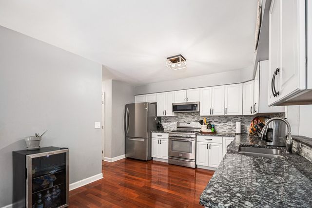 1352 Laurel Oaks Drive, Streamwood, IL 60107