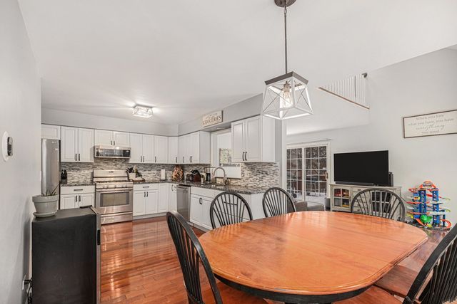 1352 Laurel Oaks Drive, Streamwood, IL 60107