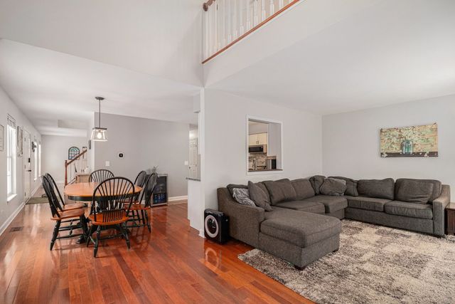 1352 Laurel Oaks Drive, Streamwood, IL 60107