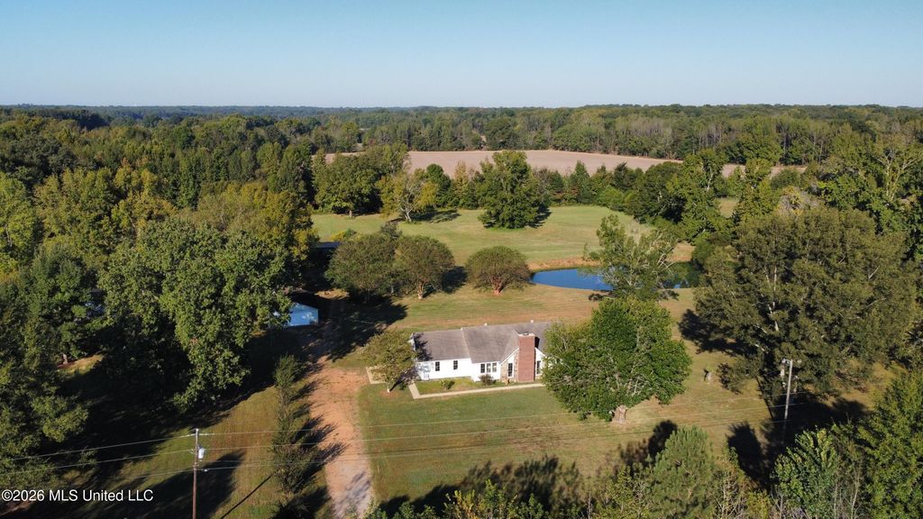 1051 Silverhills Drive, Senatobia, MS 38668 — exterior
