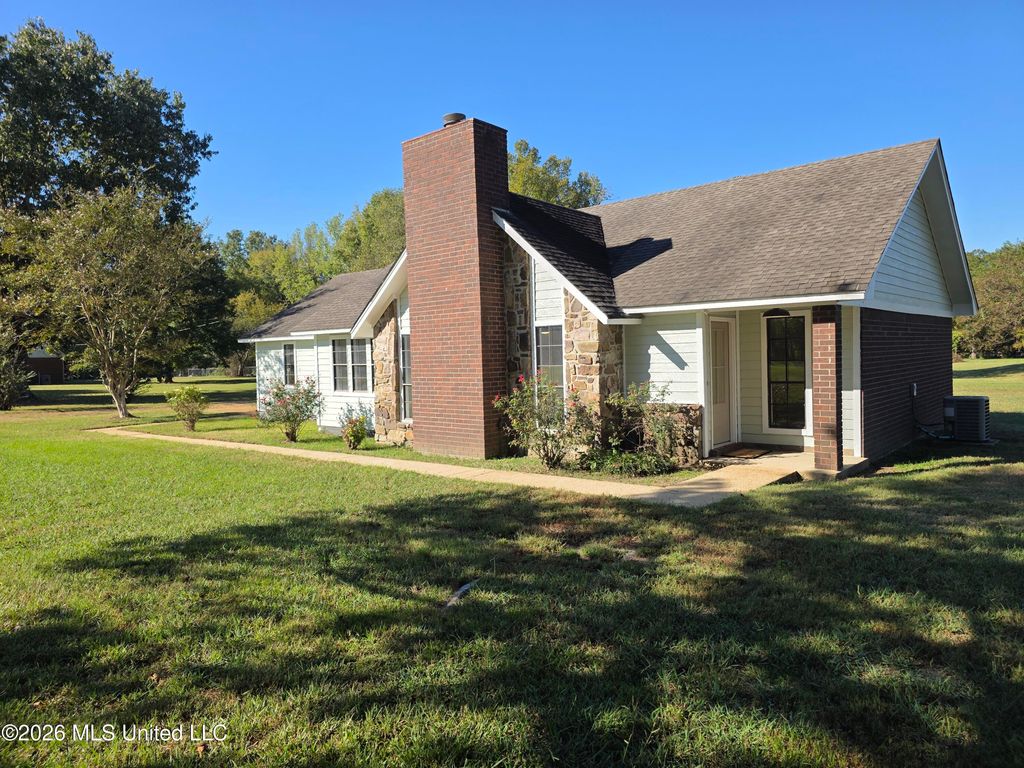 1051 Silverhills Drive, Senatobia, MS 38668 — photo 2