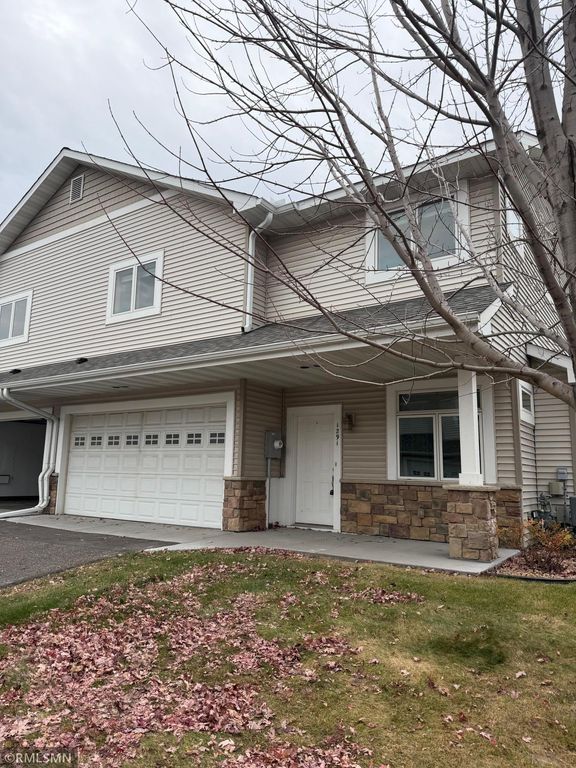 1291 County Road D Circle E, Vadnais Heights, MN 55109