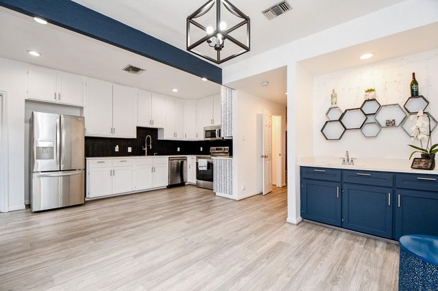 2626 Bering Drive, Houston, TX 77057