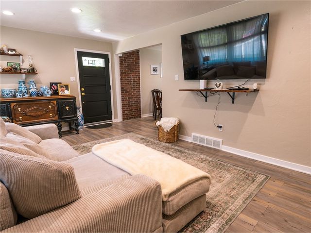 913 4th St, Baden, PA 15005