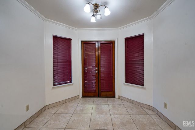 9000 Crowningshield Drive, Bakersfield, CA 93311