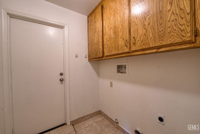 9000 Crowningshield Drive, Bakersfield, CA 93311