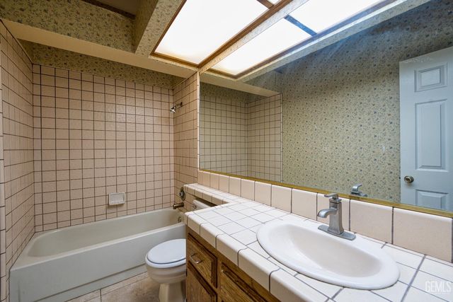 9000 Crowningshield Drive, Bakersfield, CA 93311