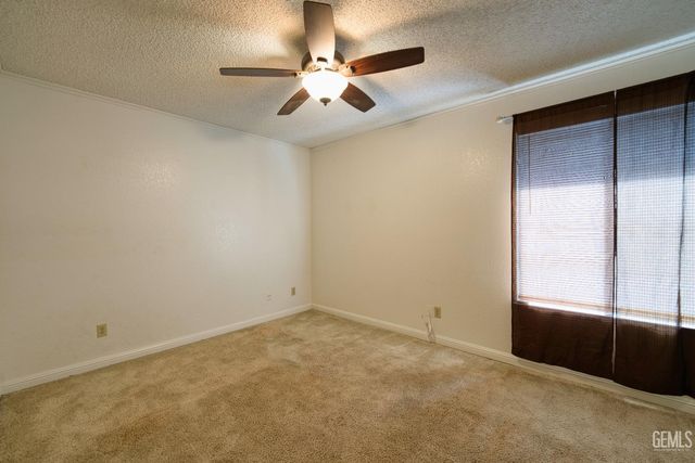 9000 Crowningshield Drive, Bakersfield, CA 93311