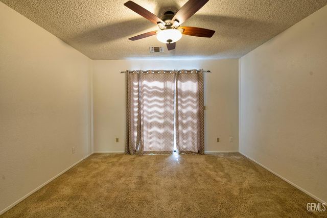 9000 Crowningshield Drive, Bakersfield, CA 93311