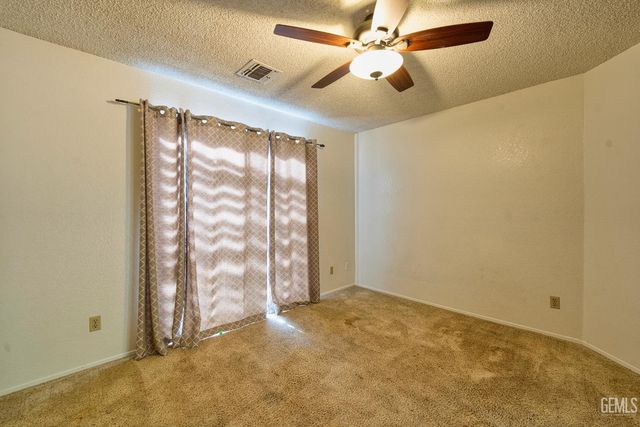 9000 Crowningshield Drive, Bakersfield, CA 93311