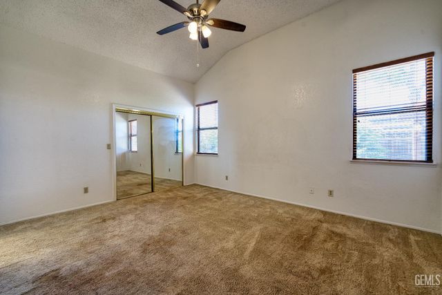 9000 Crowningshield Drive, Bakersfield, CA 93311