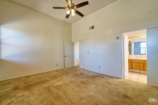 9000 Crowningshield Drive, Bakersfield, CA 93311