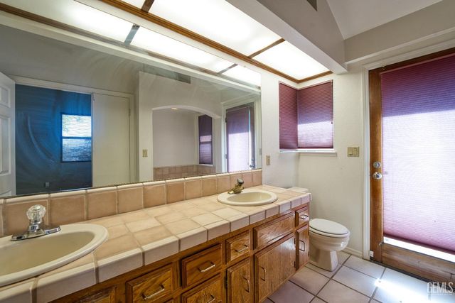 9000 Crowningshield Drive, Bakersfield, CA 93311