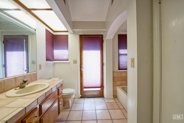 9000 Crowningshield Drive, Bakersfield, CA 93311