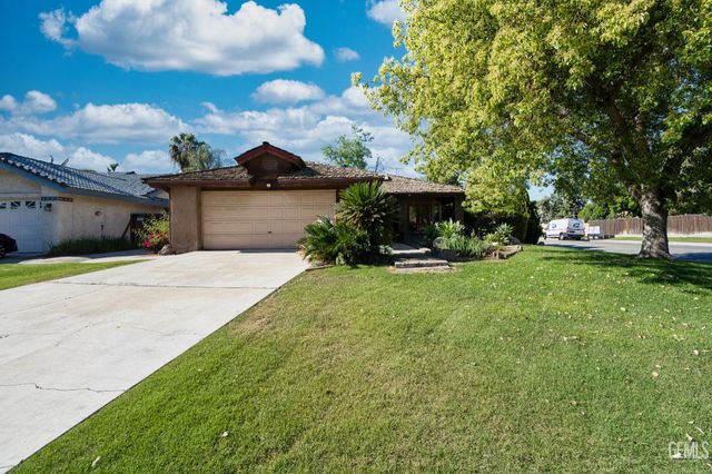 9000 Crowningshield Drive, Bakersfield, CA 93311