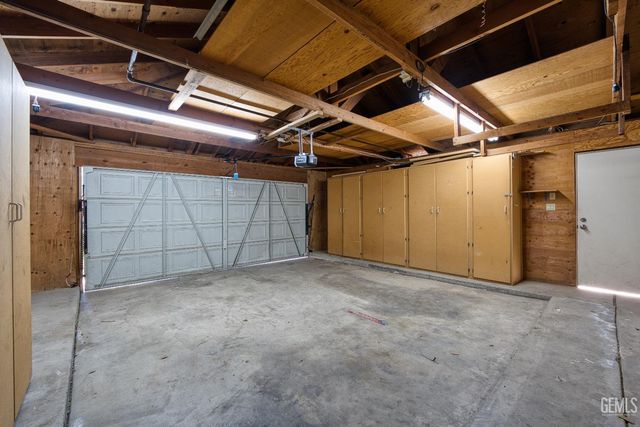 9000 Crowningshield Drive, Bakersfield, CA 93311