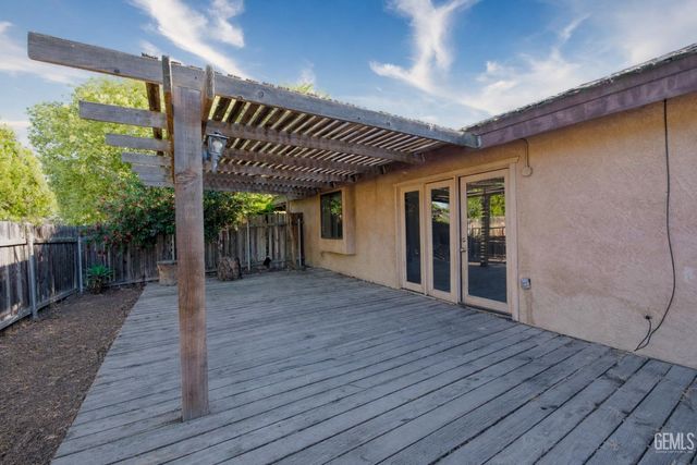 9000 Crowningshield Drive, Bakersfield, CA 93311