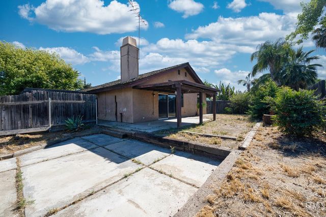 9000 Crowningshield Drive, Bakersfield, CA 93311
