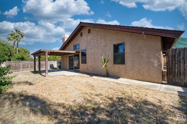 9000 Crowningshield Drive, Bakersfield, CA 93311