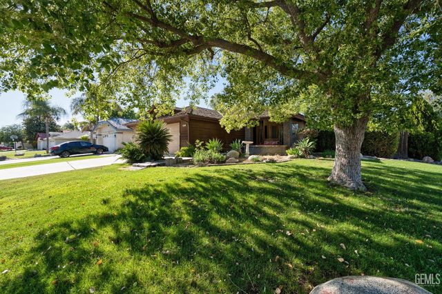 9000 Crowningshield Drive, Bakersfield, CA 93311