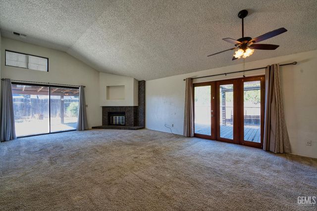 9000 Crowningshield Drive, Bakersfield, CA 93311