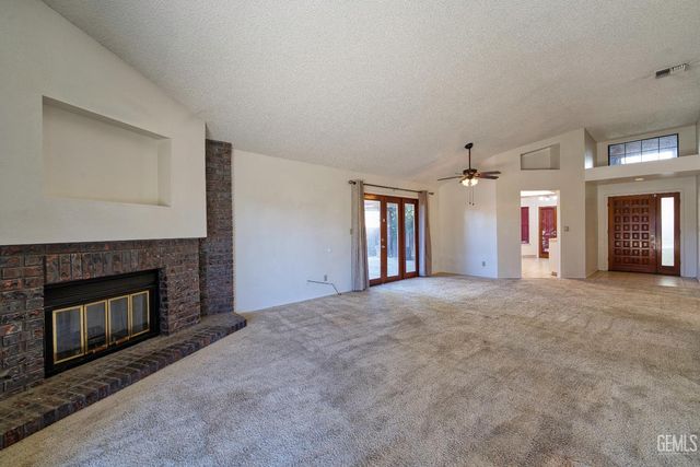 9000 Crowningshield Drive, Bakersfield, CA 93311