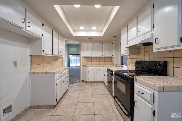 9000 Crowningshield Drive, Bakersfield, CA 93311