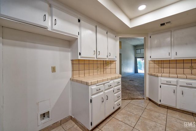 9000 Crowningshield Drive, Bakersfield, CA 93311