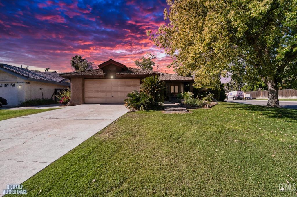 9000 Crowningshield Drive, Bakersfield, CA 93311