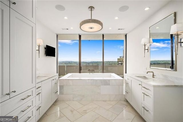 2575 Peachtree Road NE 22CD, Atlanta, GA 30305