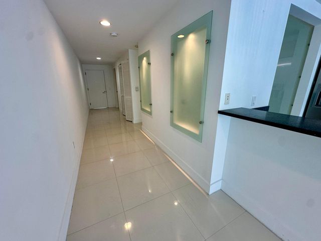 2950 NE 188th Street NE 225, Aventura, FL 33180