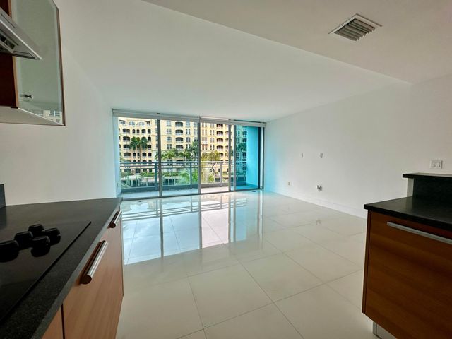 2950 NE 188th Street NE 225, Aventura, FL 33180