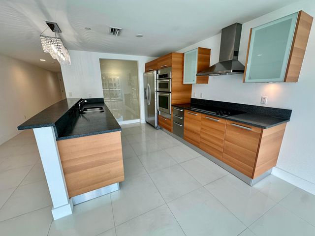 2950 NE 188th Street NE 225, Aventura, FL 33180
