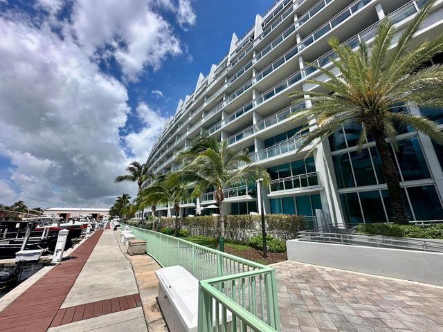 2950 NE 188th Street NE 225, Aventura, FL 33180