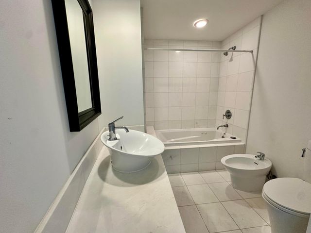 2950 NE 188th Street NE 225, Aventura, FL 33180