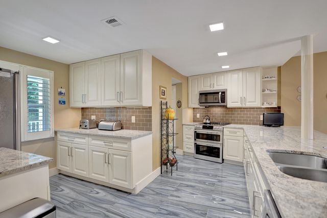 3499 Oaks Way Unit 205, Pompano Beach, FL 33069