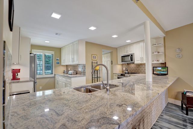 3499 Oaks Way Unit 205, Pompano Beach, FL 33069
