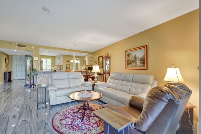 3499 Oaks Way Unit 205, Pompano Beach, FL 33069