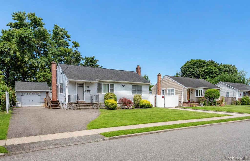70 Mohawk Drive, North Babylon, NY 11703 — photo 2
